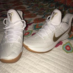 Men’s basketball sneakers